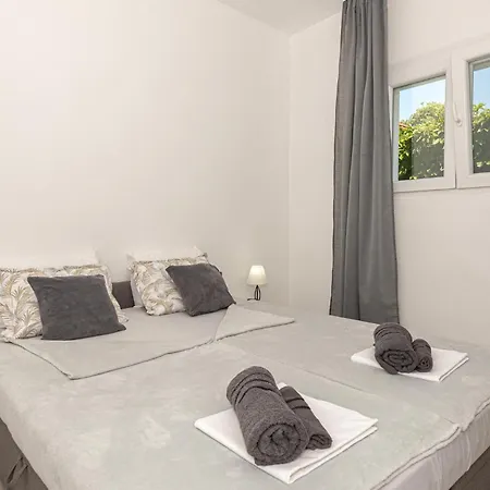 2 Bedroom Cozy In Apartamento Žaborić